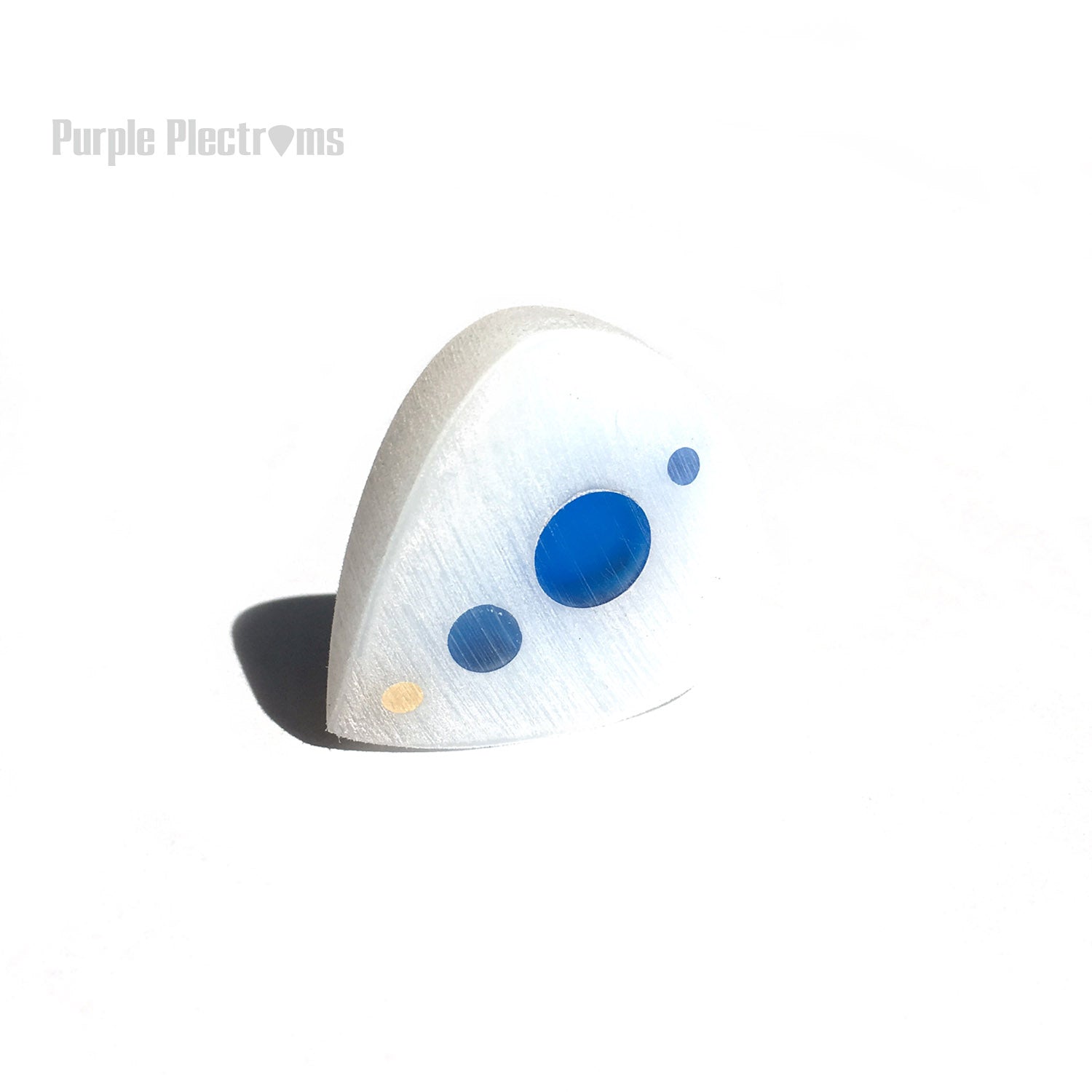 Guitar pick with aligned blue color optics along the spine